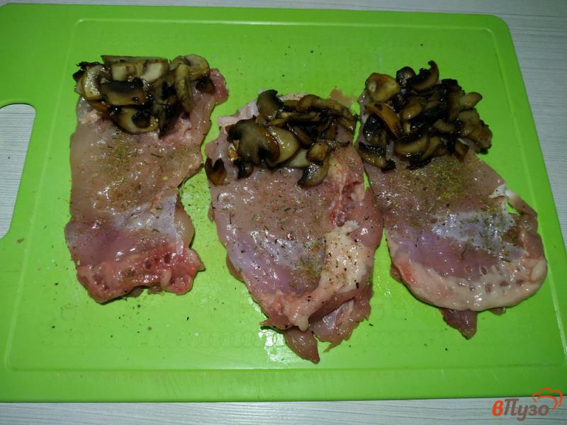 Фото приготовление рецепта: Куриные рулетики с грибами шаг №5