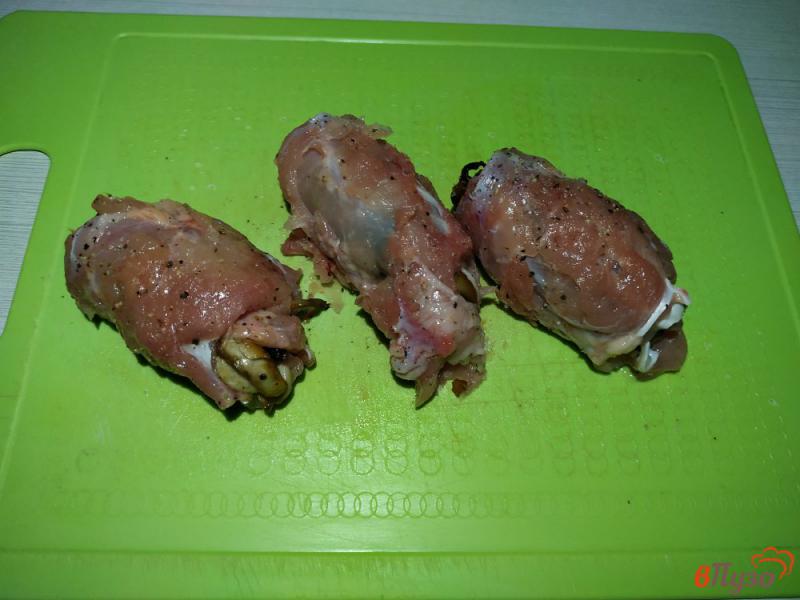 Фото приготовление рецепта: Куриные рулетики с грибами шаг №6
