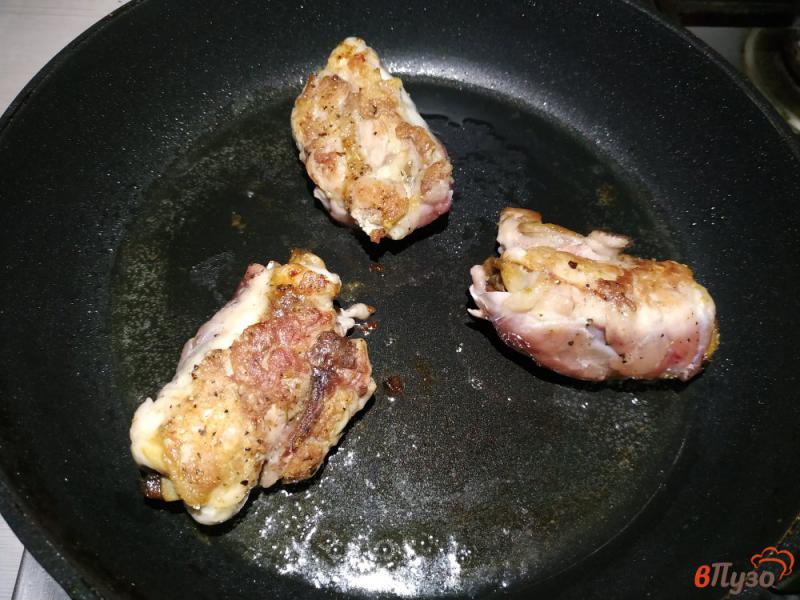 Фото приготовление рецепта: Куриные рулетики с грибами шаг №8