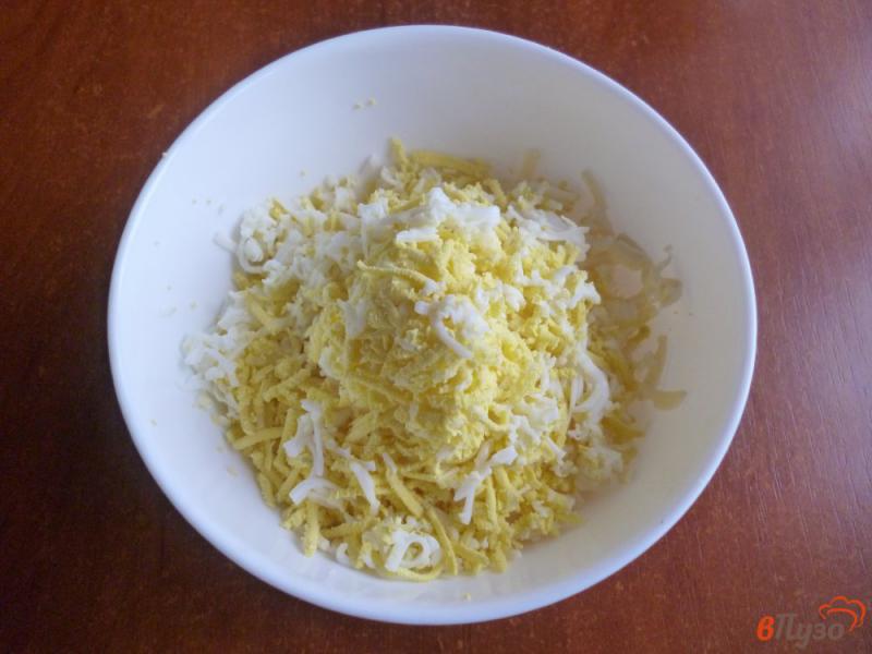 Фото приготовление рецепта: Закуска из сыра и яиц «Мандаринки» шаг №2