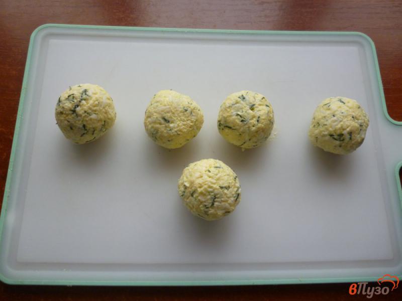 Фото приготовление рецепта: Закуска из сыра и яиц «Мандаринки» шаг №4