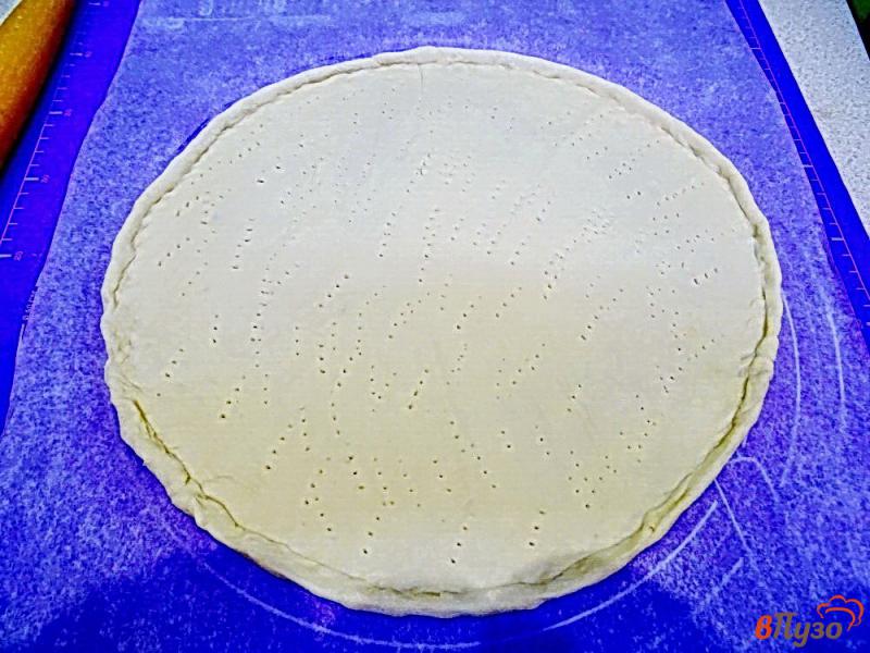 Фото приготовление рецепта: Основа для пиццы тонкая и пицца с ней шаг №9