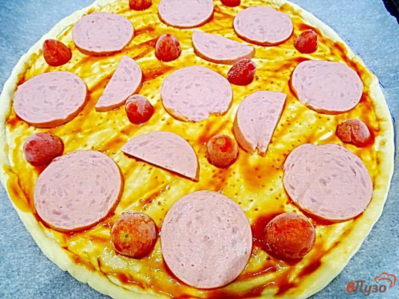 Фото приготовление рецепта: Основа для пиццы тонкая и пицца с ней шаг №11