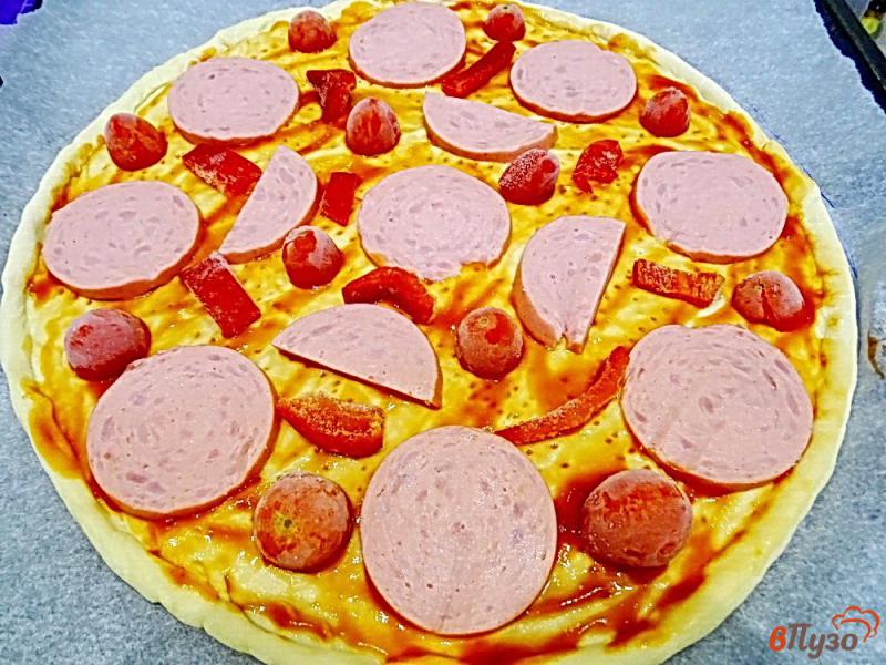 Фото приготовление рецепта: Основа для пиццы тонкая и пицца с ней шаг №12
