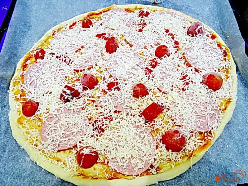 Фото приготовление рецепта: Основа для пиццы тонкая и пицца с ней шаг №13