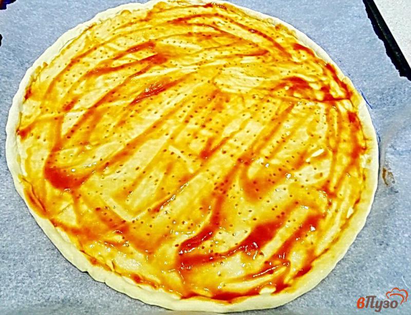 Фото приготовление рецепта: Основа для пиццы тонкая и пицца с ней шаг №10