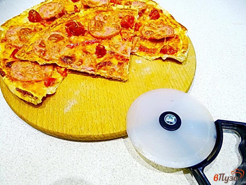 Фото приготовление рецепта: Основа для пиццы тонкая и пицца с ней шаг №14