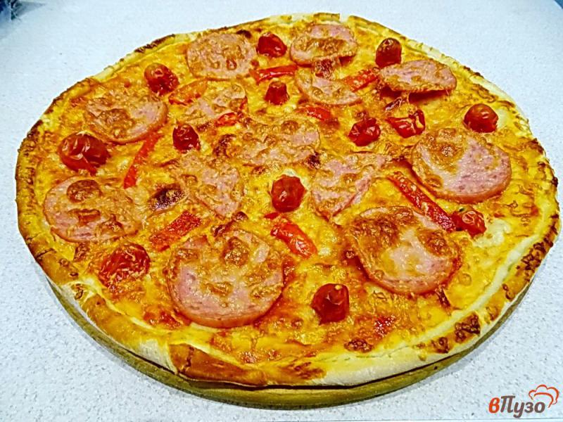 Фото приготовление рецепта: Основа для пиццы тонкая и пицца с ней шаг №15