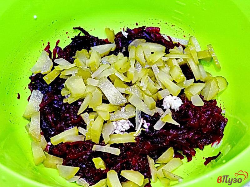 Фото приготовление рецепта: Салат из свеклы и солёных огурцов шаг №4