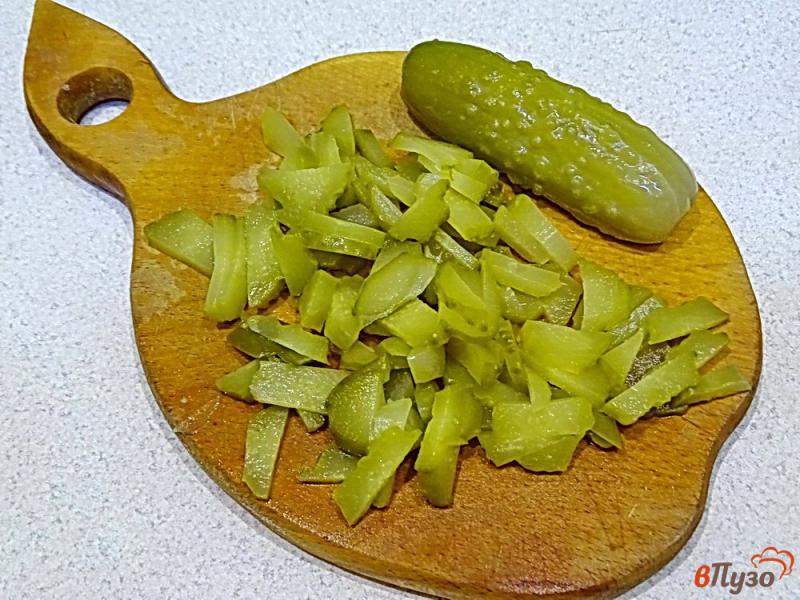 Фото приготовление рецепта: Салат из свеклы и солёных огурцов шаг №3