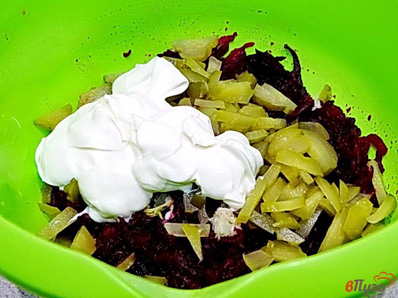 Фото приготовление рецепта: Салат из свеклы и солёных огурцов шаг №5