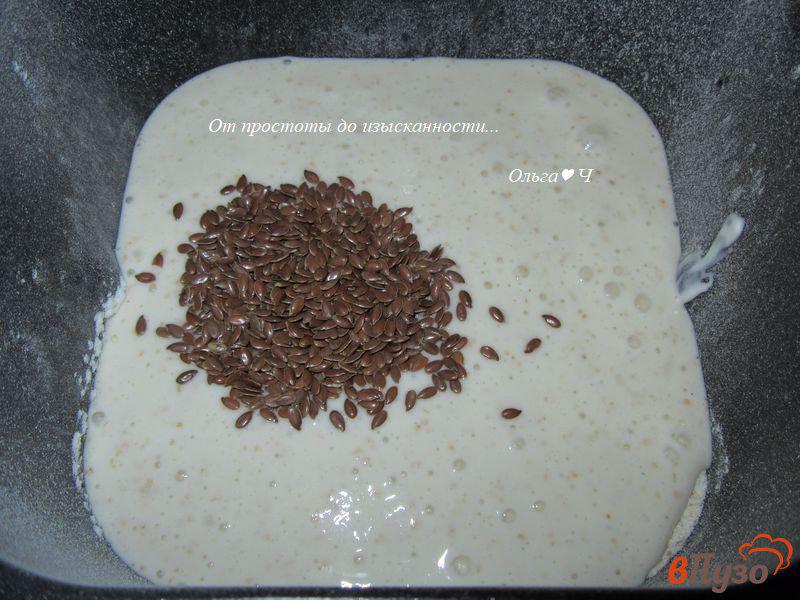 Фото приготовление рецепта: Сметанный цельнозерновой хлеб с семенами льна шаг №3