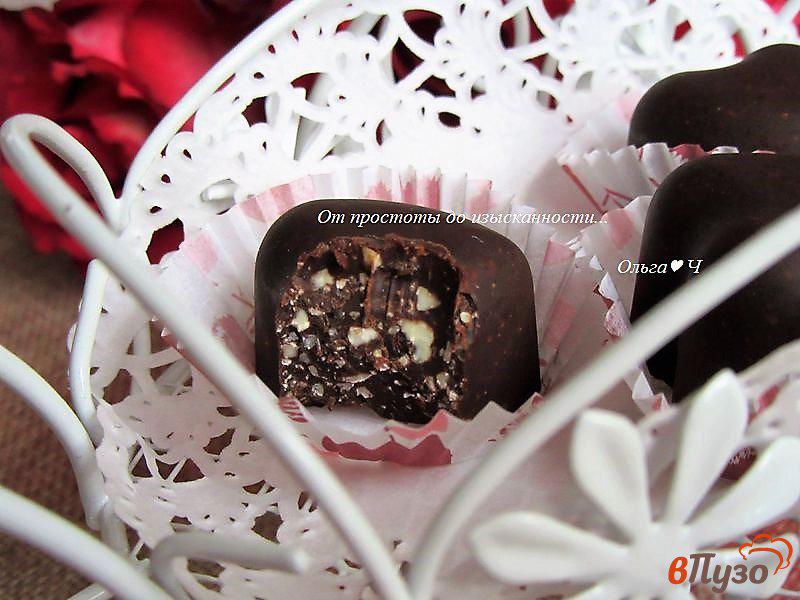 Фото приготовление рецепта: Конфеты из горького шоколада с кешью шаг №6