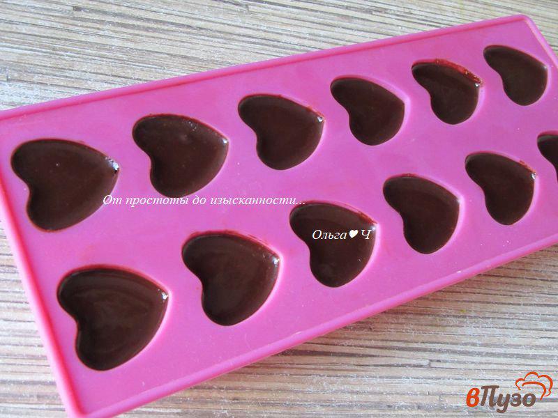 Фото приготовление рецепта: Конфеты из горького шоколада с кешью шаг №4