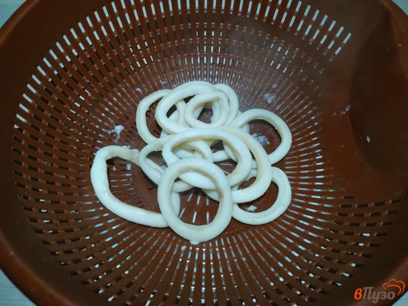 Фото приготовление рецепта: Кольца кальмаров в кляре шаг №3