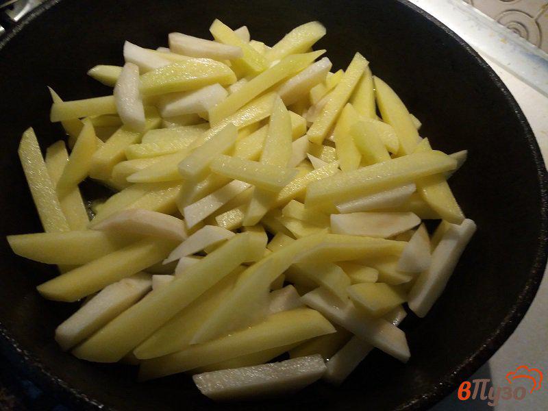 Фото приготовление рецепта: Жареный картофель на оливковом масле шаг №2