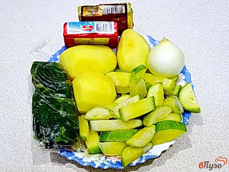 Фото приготовление рецепта: Суп со шпинатом кабачками и плавленым сыром шаг №1
