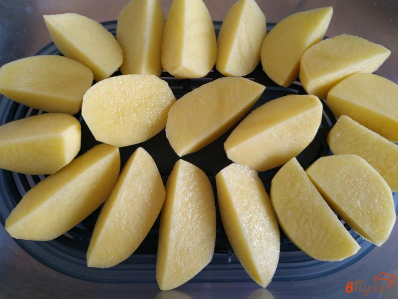 Фото приготовление рецепта: Картофель на пару с травами и чесноком шаг №3