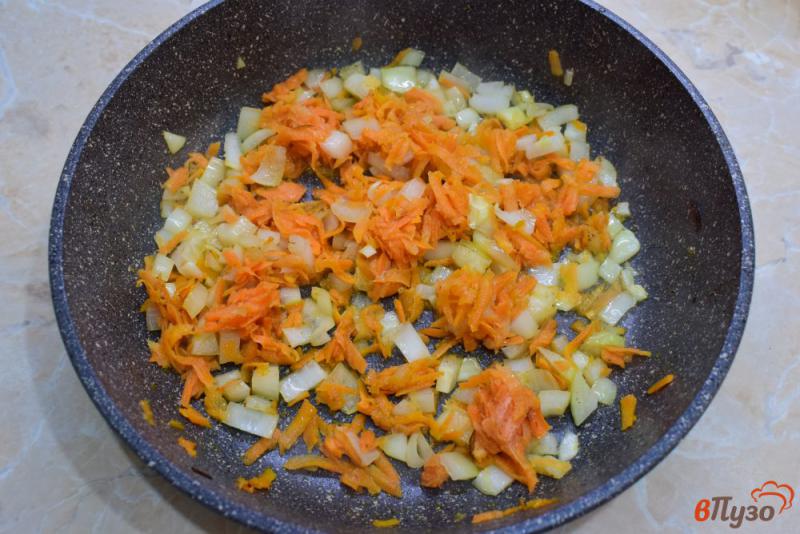 Фото приготовление рецепта: Минтай с овощами в сливках шаг №3