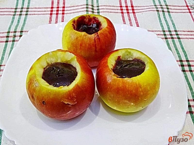 Фото приготовление рецепта: Яблоки запеченные с черникой в микроволновке шаг №4