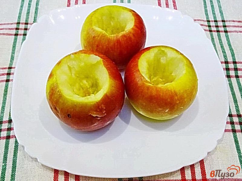 Фото приготовление рецепта: Яблоки запеченные с черникой в микроволновке шаг №3