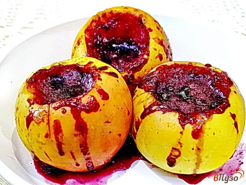 Фото приготовление рецепта: Яблоки запеченные с черникой в микроволновке шаг №7