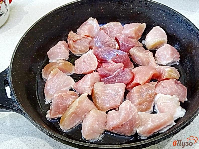 Фото приготовление рецепта: Свинина тушеная с квашеной капустой шаг №2