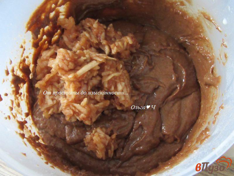Фото приготовление рецепта: Шоколадно-яблочный кекс шаг №5