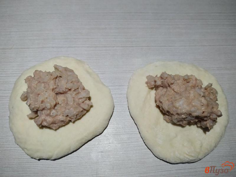 Фото приготовление рецепта: Пирожки дрожжевые на кефире шаг №7