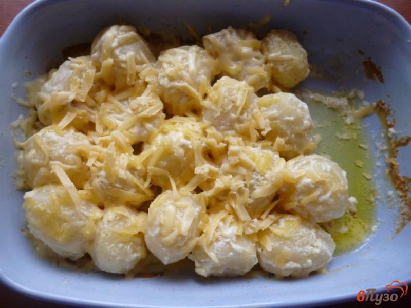 Фото приготовление рецепта: Картофель запечённый со сметанно-чесночным соусом шаг №4