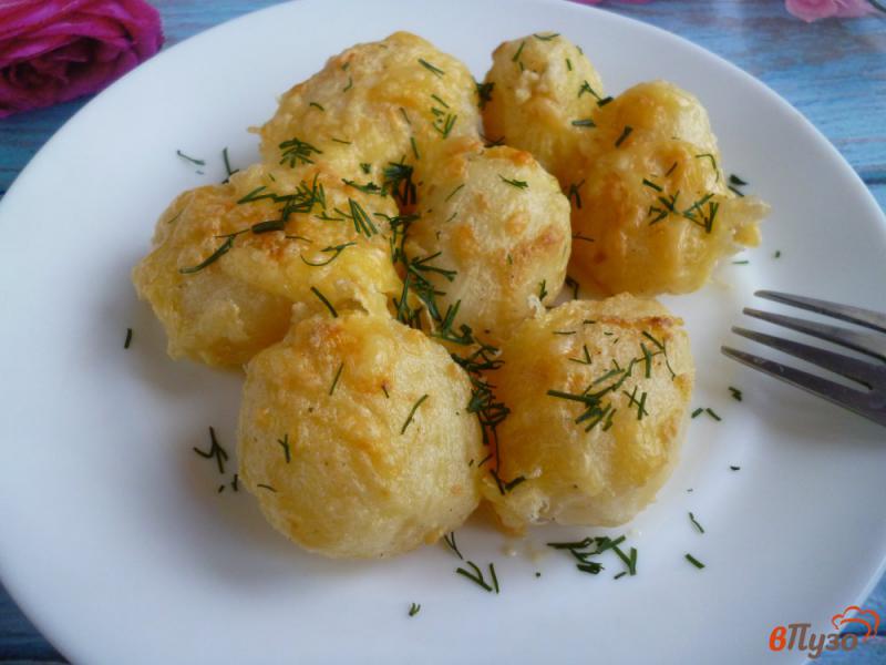 Фото приготовление рецепта: Картофель запечённый со сметанно-чесночным соусом шаг №5