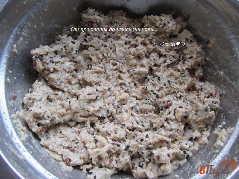 Фото приготовление рецепта: Цельнозерновые крекеры с кунжутом и семечками шаг №4