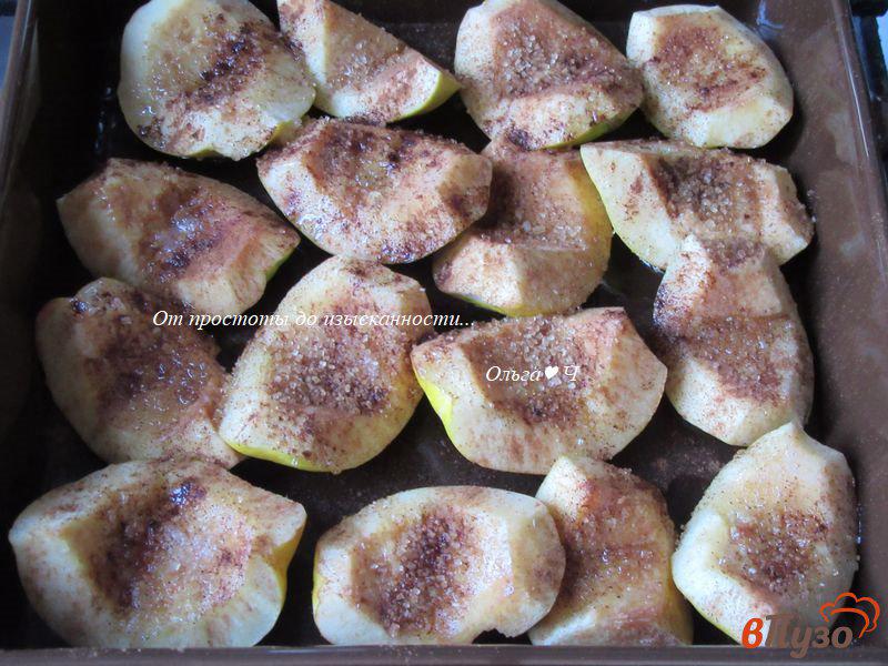 Фото приготовление рецепта: Запеченная айва с корицей и кокосовым маслом шаг №2