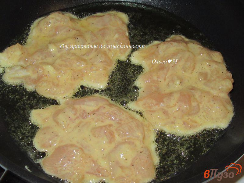 Фото приготовление рецепта: Куриные оладьи с нутовой мукой шаг №3