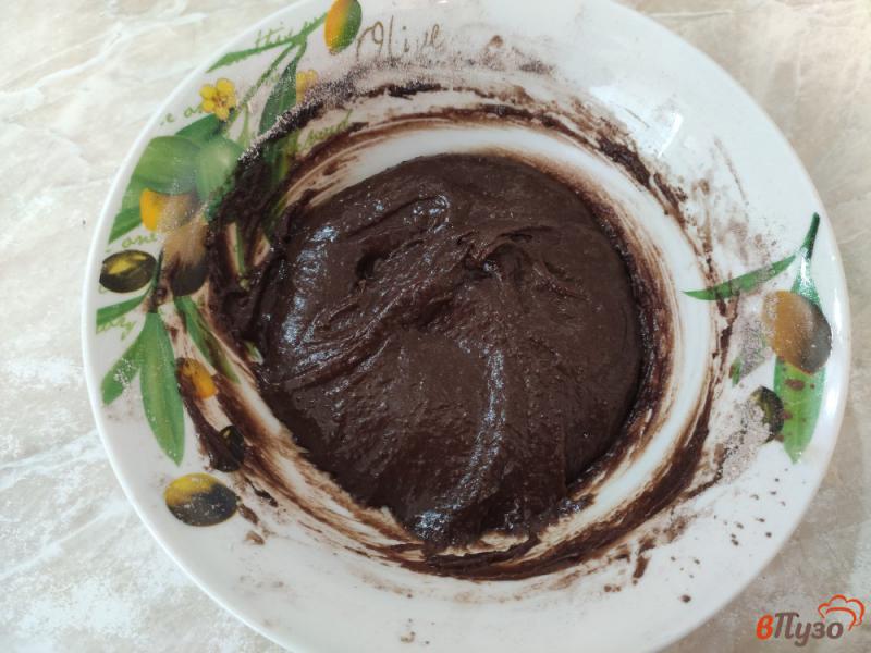 Фото приготовление рецепта: Шоколадные кексы с вареной сгущенкой в микроволновке шаг №3