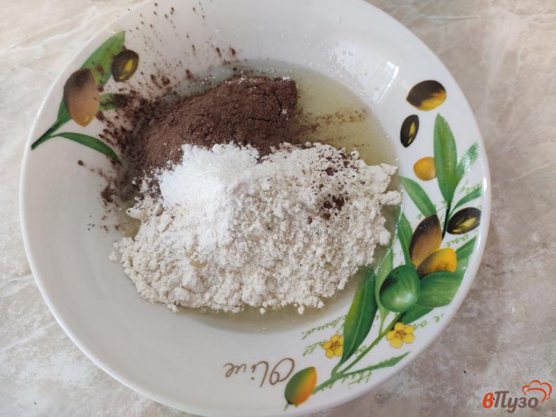 Фото приготовление рецепта: Шоколадные кексы с вареной сгущенкой в микроволновке шаг №2