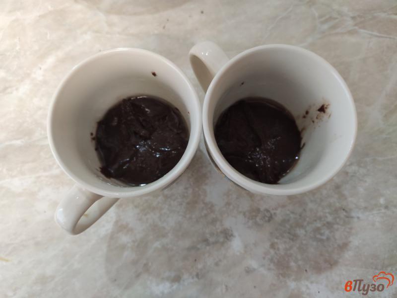 Фото приготовление рецепта: Шоколадные кексы с вареной сгущенкой в микроволновке шаг №4