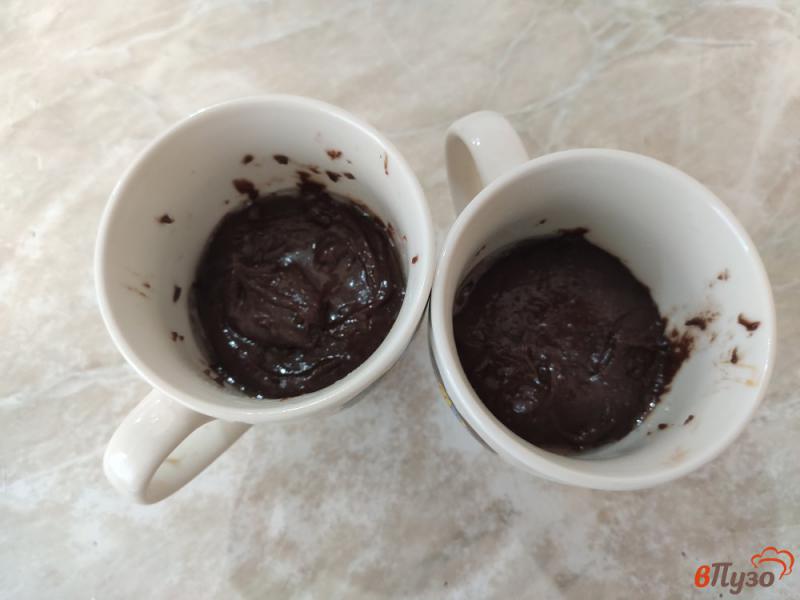 Фото приготовление рецепта: Шоколадные кексы с вареной сгущенкой в микроволновке шаг №6