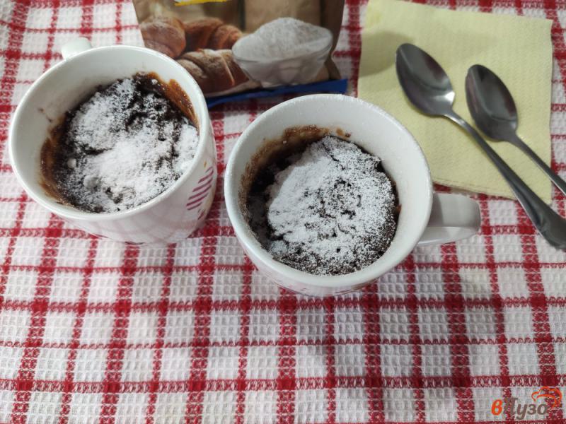 Фото приготовление рецепта: Шоколадные кексы с вареной сгущенкой в микроволновке шаг №9
