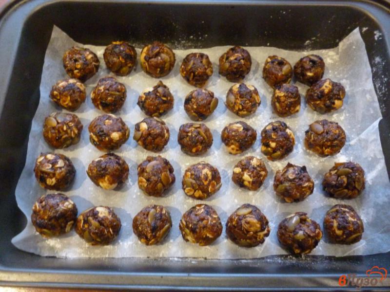 Фото приготовление рецепта: Конфеты из сухофруктов и орехов шаг №7