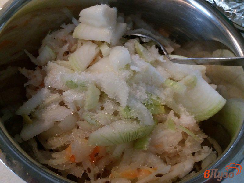 Фото приготовление рецепта: Салат из квашеной капусты шаг №3