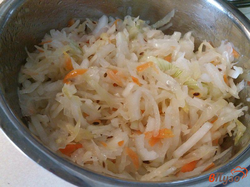 Фото приготовление рецепта: Салат из квашеной капусты шаг №5