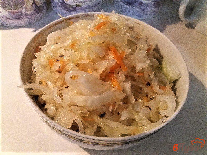 Фото приготовление рецепта: Салат из квашеной капусты шаг №7