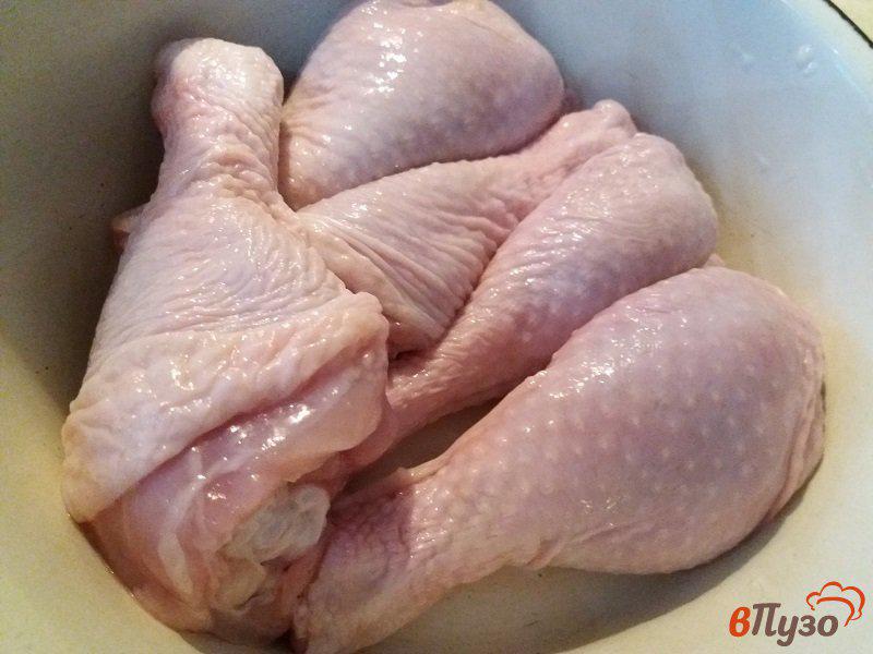 Фото приготовление рецепта: Куриные голени запечённые с картофельными дольками шаг №1