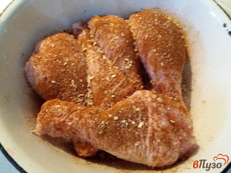 Фото приготовление рецепта: Куриные голени запечённые с картофельными дольками шаг №2