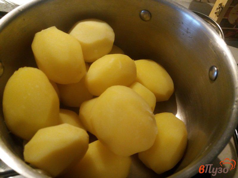 Фото приготовление рецепта: Куриные голени запечённые с картофельными дольками шаг №3
