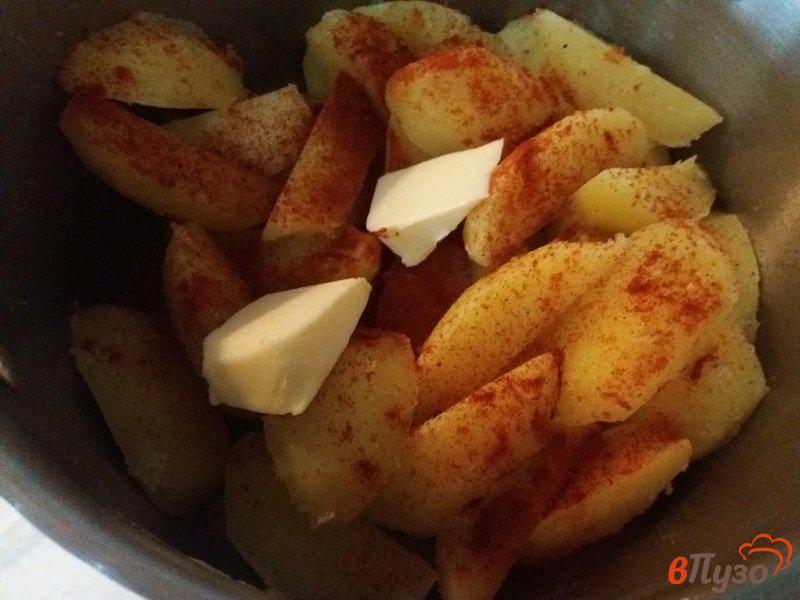 Фото приготовление рецепта: Куриные голени запечённые с картофельными дольками шаг №4