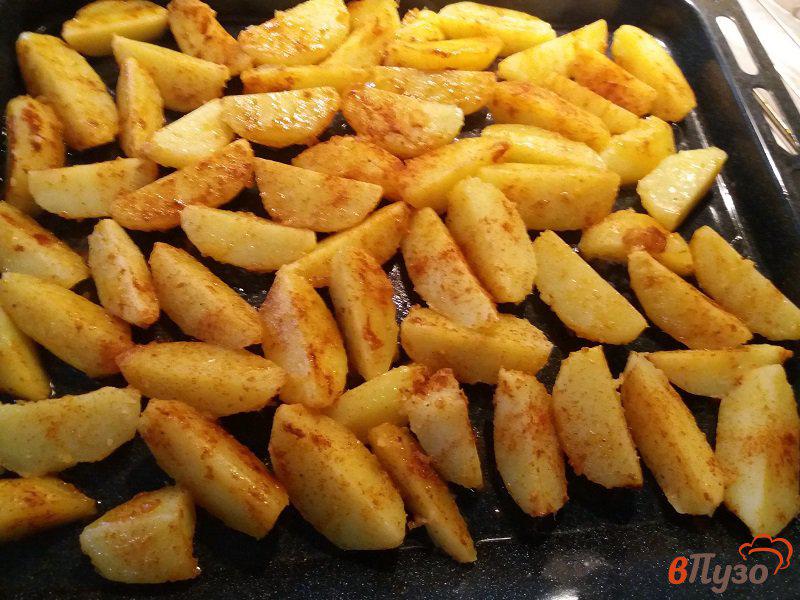 Фото приготовление рецепта: Куриные голени запечённые с картофельными дольками шаг №5