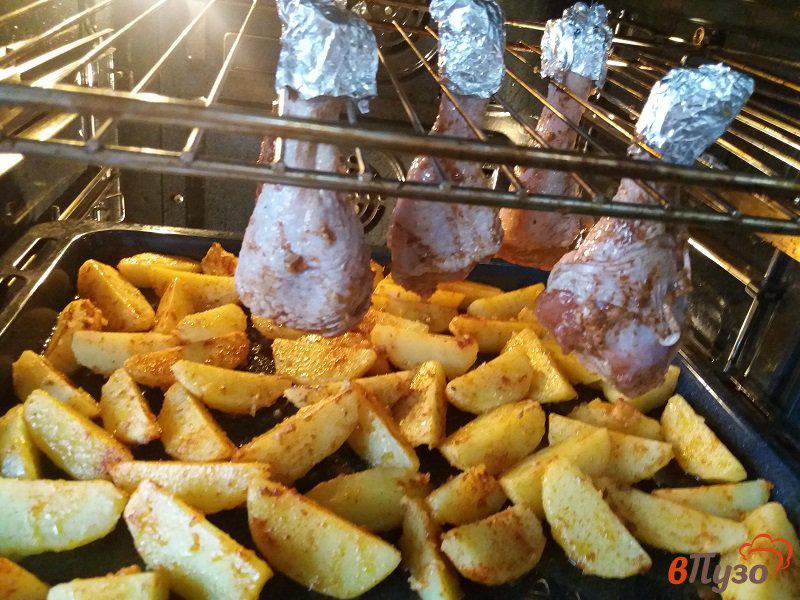 Фото приготовление рецепта: Куриные голени запечённые с картофельными дольками шаг №6