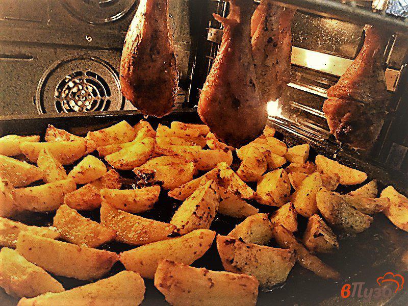 Фото приготовление рецепта: Куриные голени запечённые с картофельными дольками шаг №7
